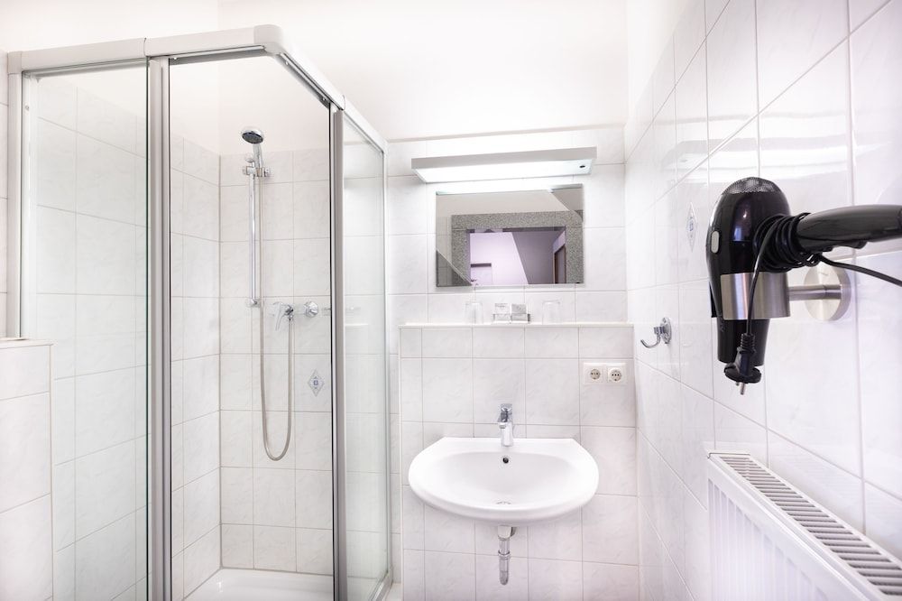 Firzlaffs Hotel Neumünster Standard Triple Room 11