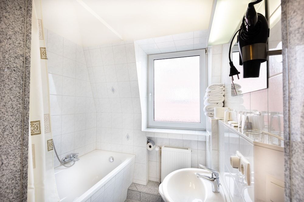 Firzlaffs Hotel Neumünster Standard Triple Room 13