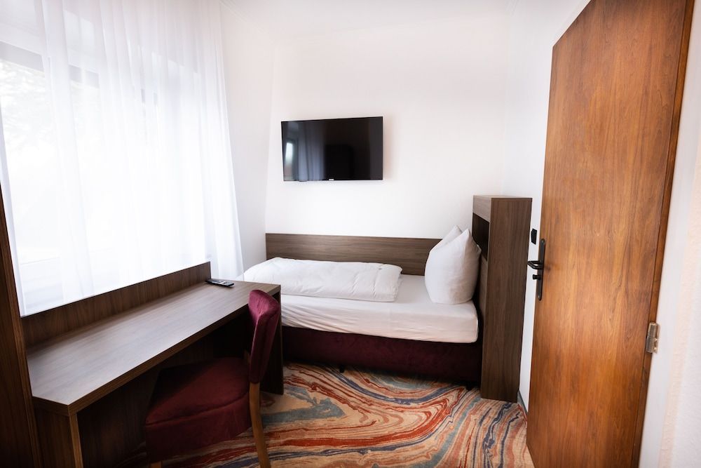 Firzlaffs Hotel Neumünster Standard Triple Room 19