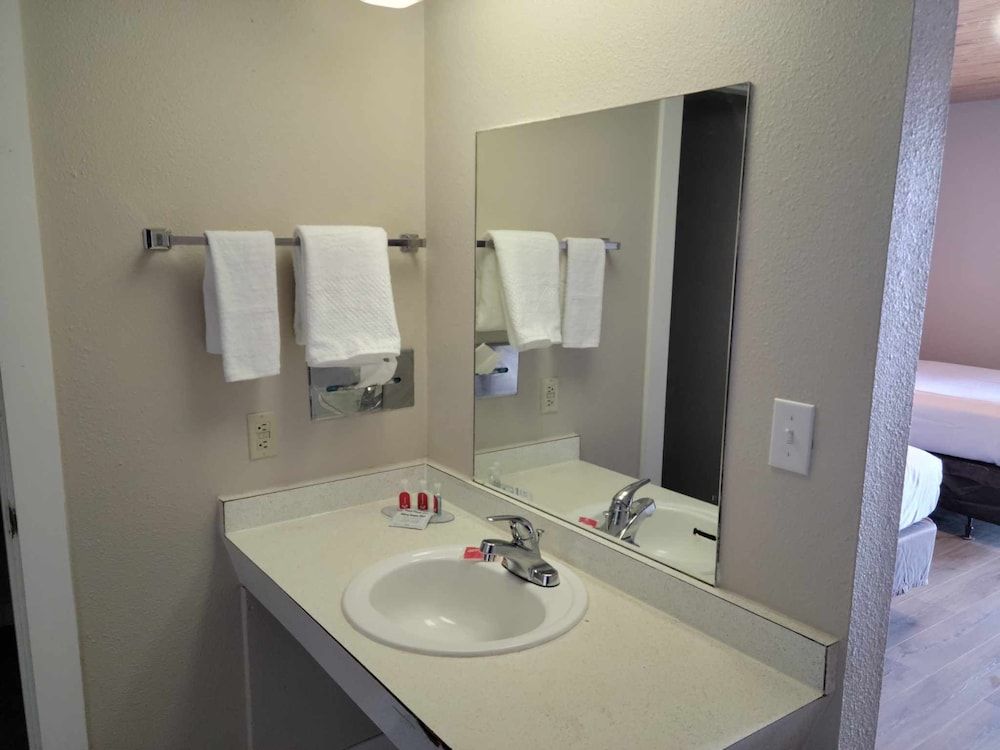 Econo Lodge Standard Room, 2 Double Beds, Non Smoking 3