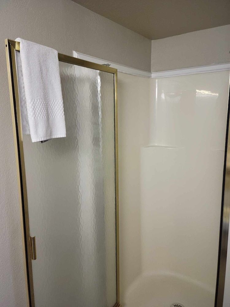 Econo Lodge Standard Room, 1 King Bed, Non Smoking 4