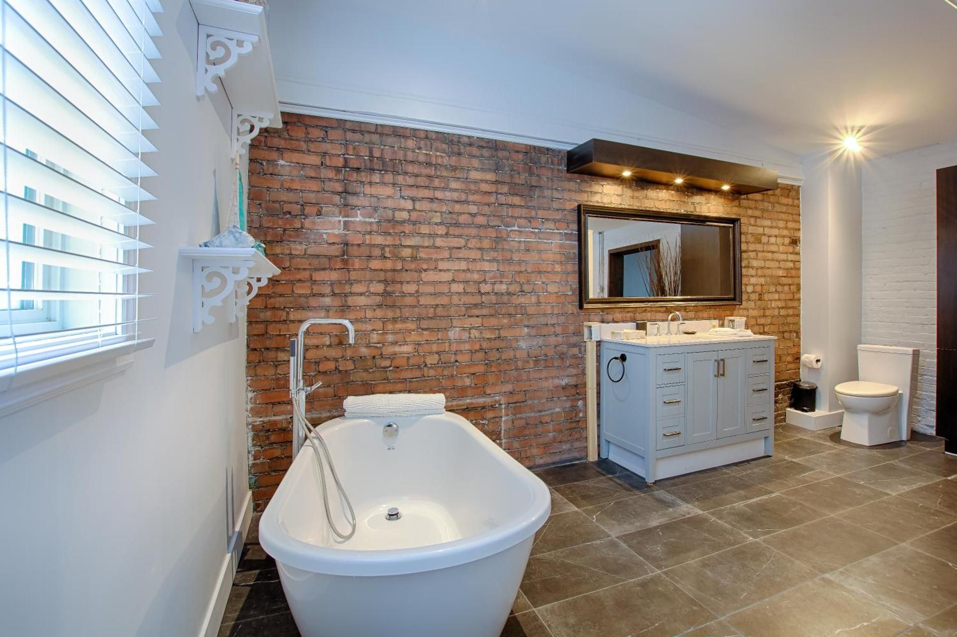 Two-Bedroom and Two-Bathroom Apartment SJ201