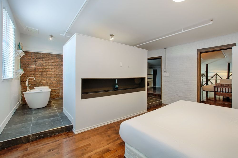 Les Lofts St-Jo - By Les Lofts Vieux-Québec Two-Bedroom and Two-Bathroom Apartment (SJ201) 7