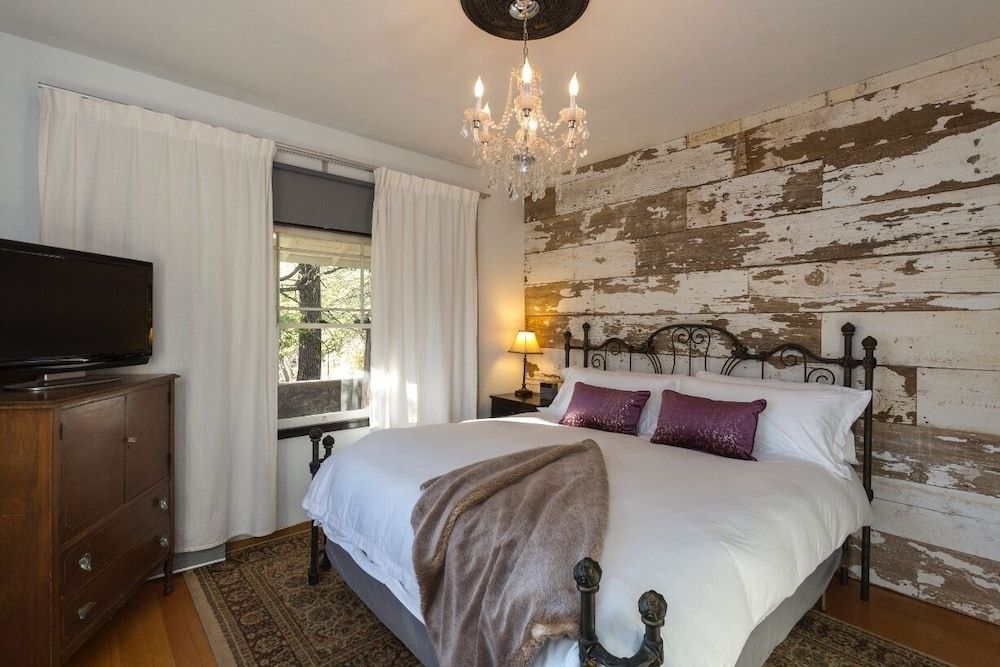 Stonehouse Lodge, 1 King Bed, Non Smoking