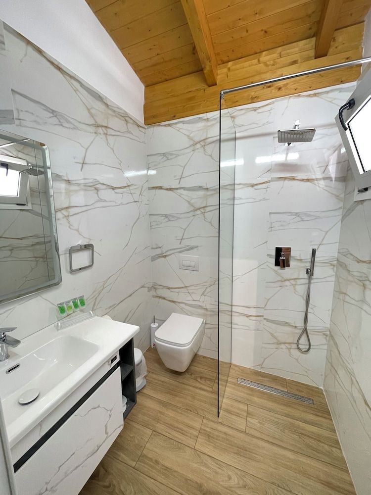 Vila Arial Deluxe Double Room, Balcony, Garden View 6