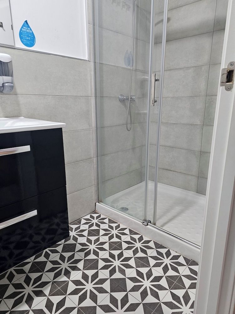 Planeta Cadiz Hostel Economy Shared Dormitory, Private Bathroom 4