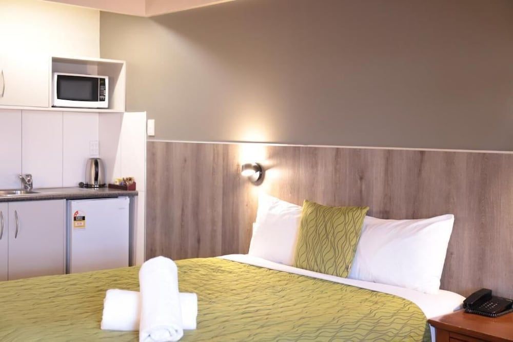 Airport Manor Inn Double Room 5