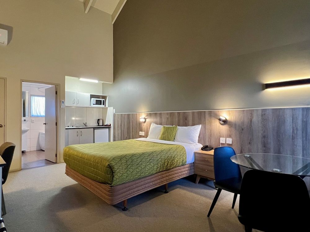Airport Manor Inn Double Room 8