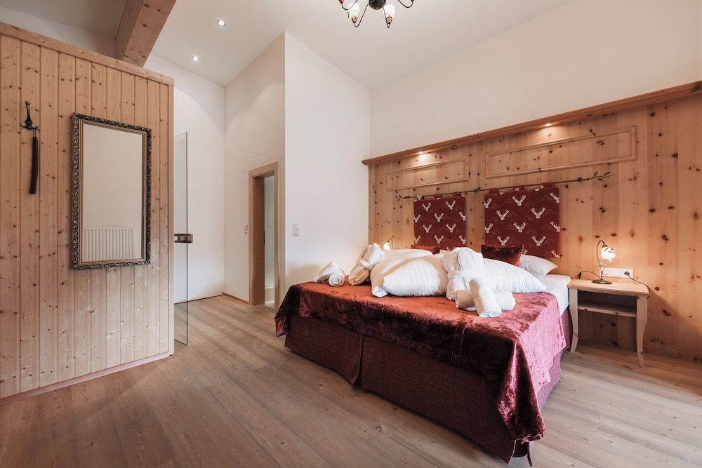 Deluxe Suite, 2 Bedrooms, Non Smoking, Mountain View