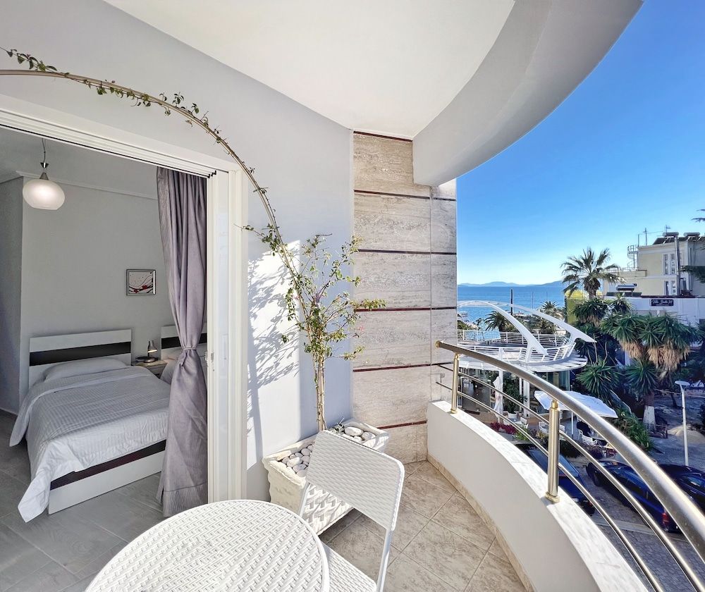 Hotel JoAn Standard Double Room, Balcony, Park View 3