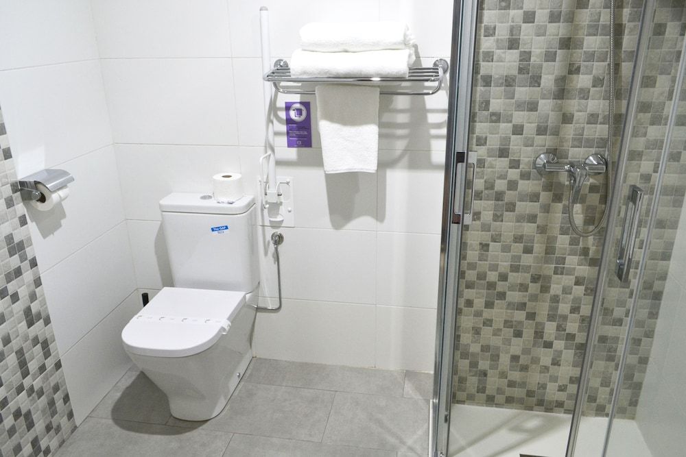 Hostal Alda Puerta Coruña Double or Twin Room 11