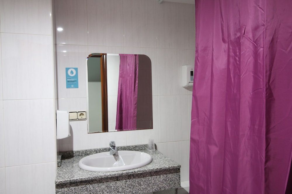 Hostal Alda Puerta Coruña Economy Twin Room 3