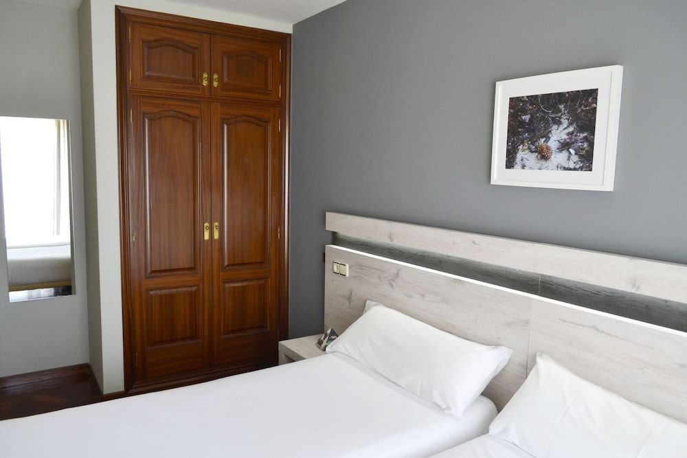 Hostal Alda Puerta Coruña Economy Twin Room 2