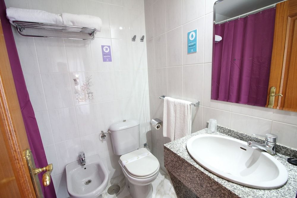 Hostal Alda Puerta Coruña Economy Twin Room 4