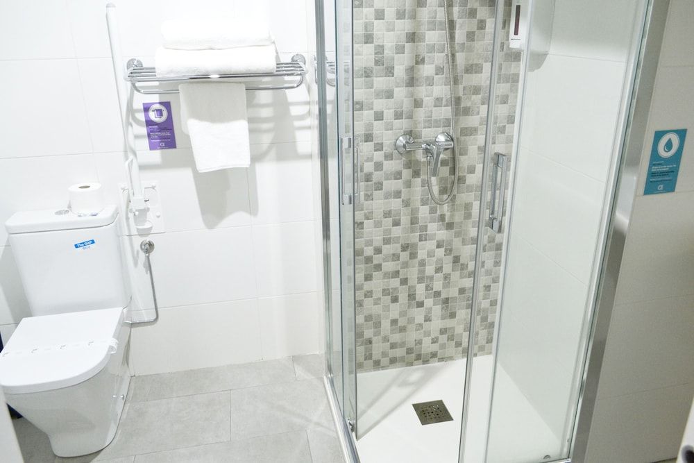 Hostal Alda Puerta Coruña Double or Twin Room 9