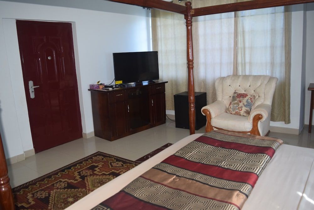 Coconut Pointe Villa & Beach Resort Executive Room, 1 Queen Bed, Bathtub