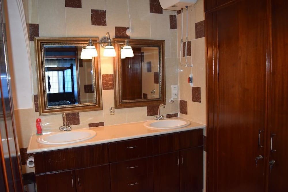 Coconut Pointe Villa & Beach Resort Executive Room, 1 Queen Bed, Bathtub 3