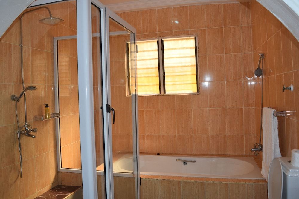 Coconut Pointe Villa & Beach Resort Executive Room, 1 Queen Bed, Bathtub 4