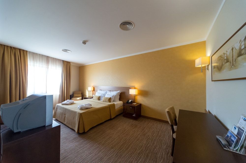 Hotel Lusitania Standard Twin Room 3