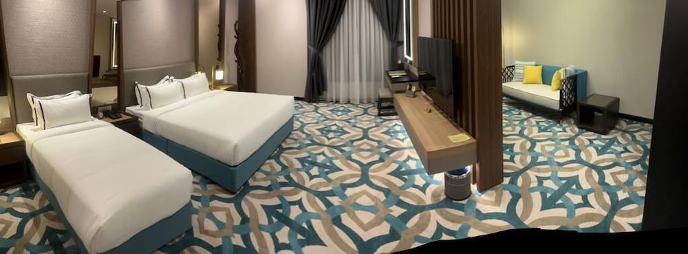 undefined CHRISTEE SUITES HOTEL 2