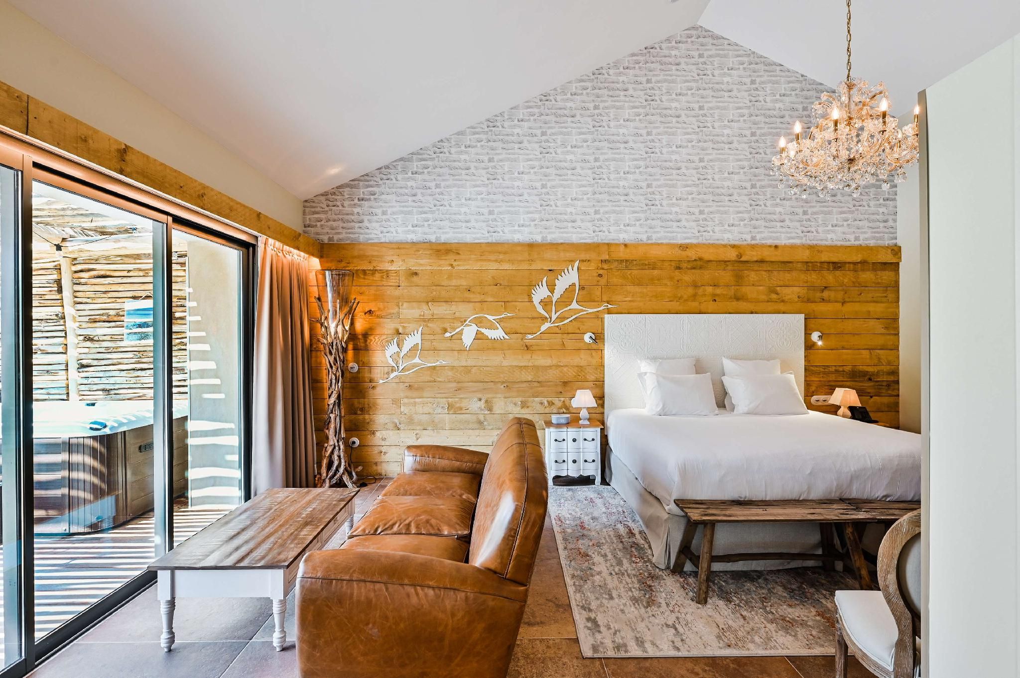 KING PLAGE JUNIOR SUITE W/ HOT TUB AND SAUNA