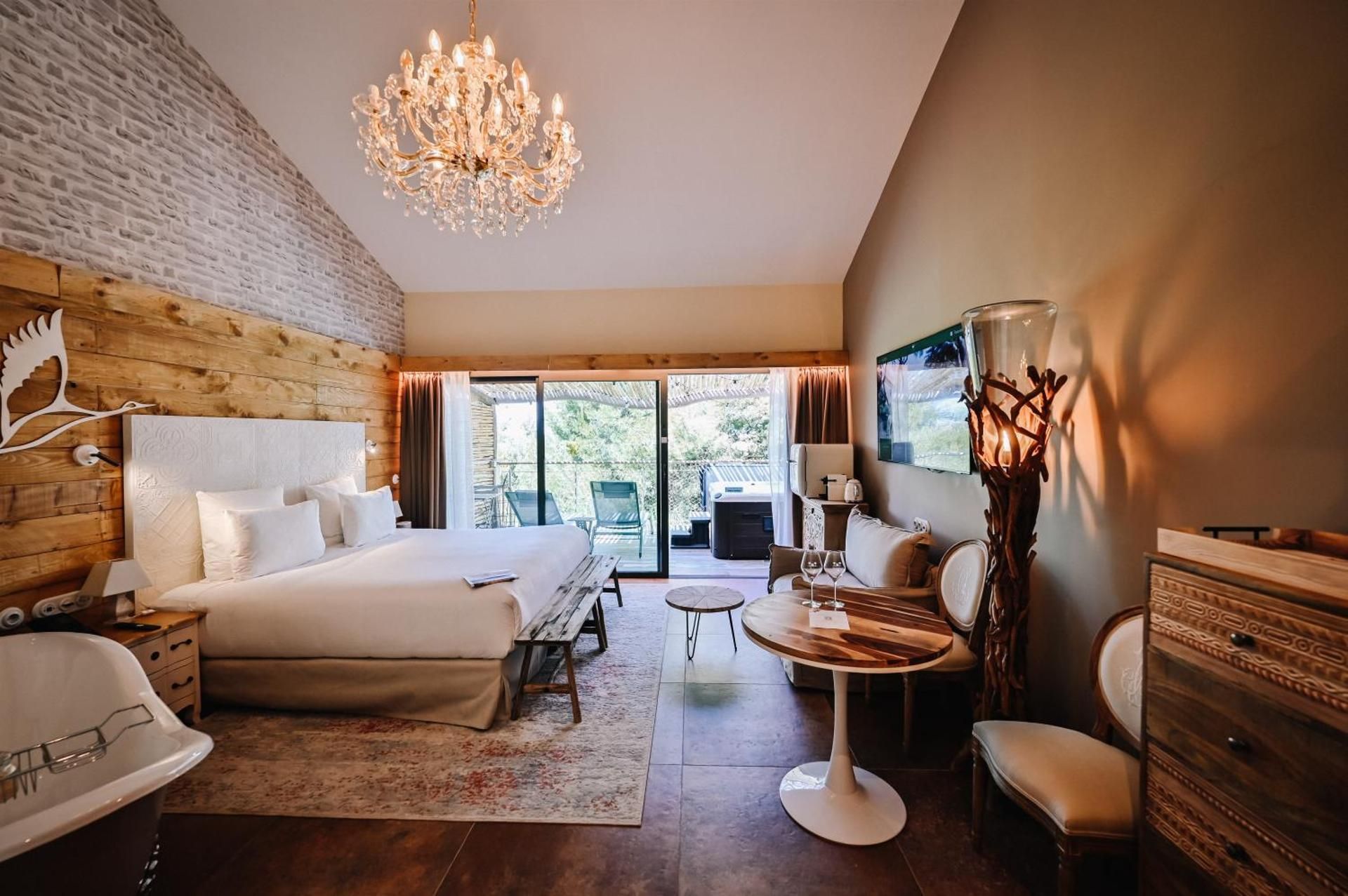 KING PESQUIERS ROOM BY THE ROAD W/HOT TUB