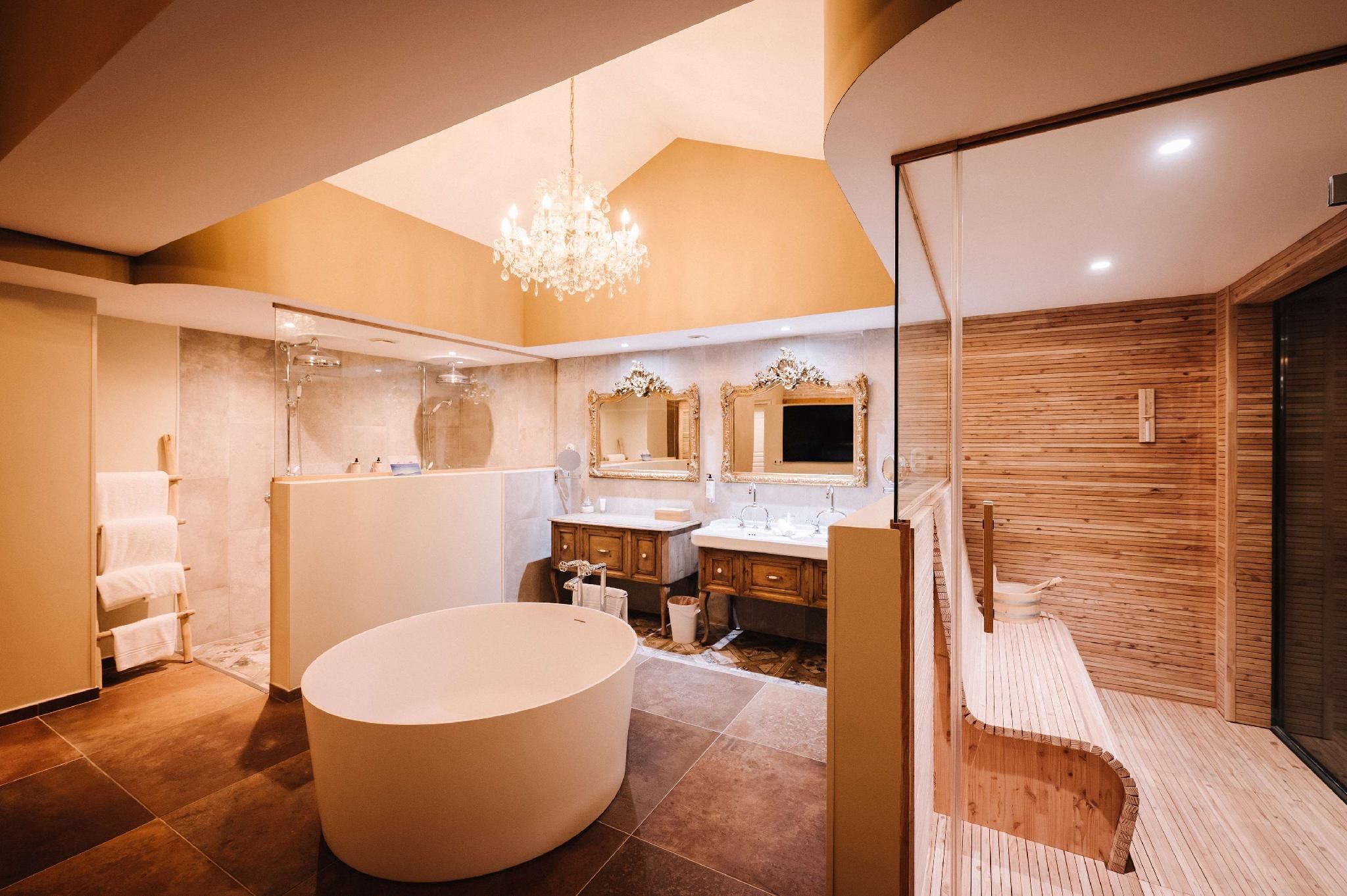 KING PLAGE JUNIOR SUITE W/ HOT TUB AND SAUNA