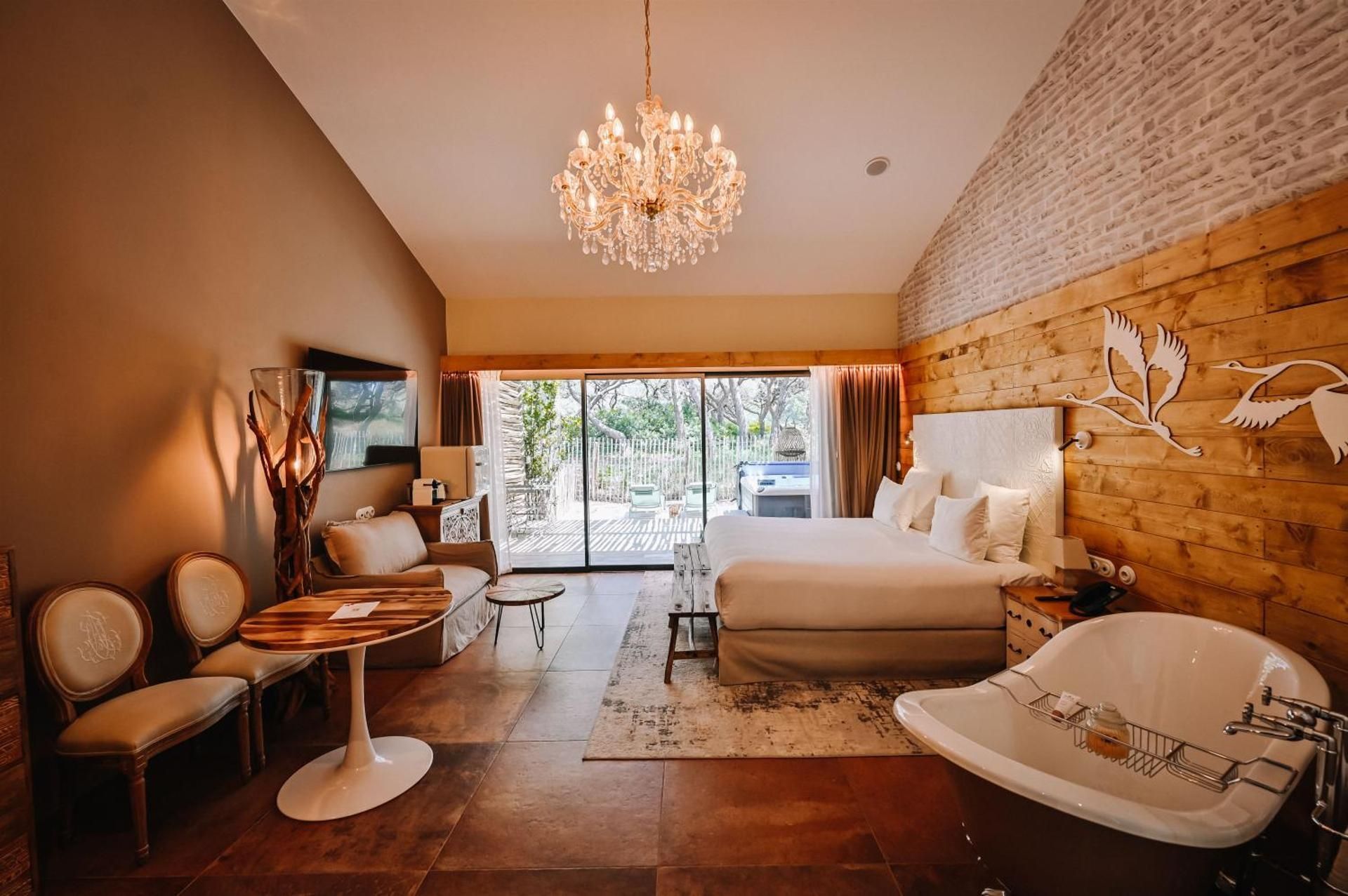 KING PESQUIERS VILLAGE ROOM WITH HOT TUB