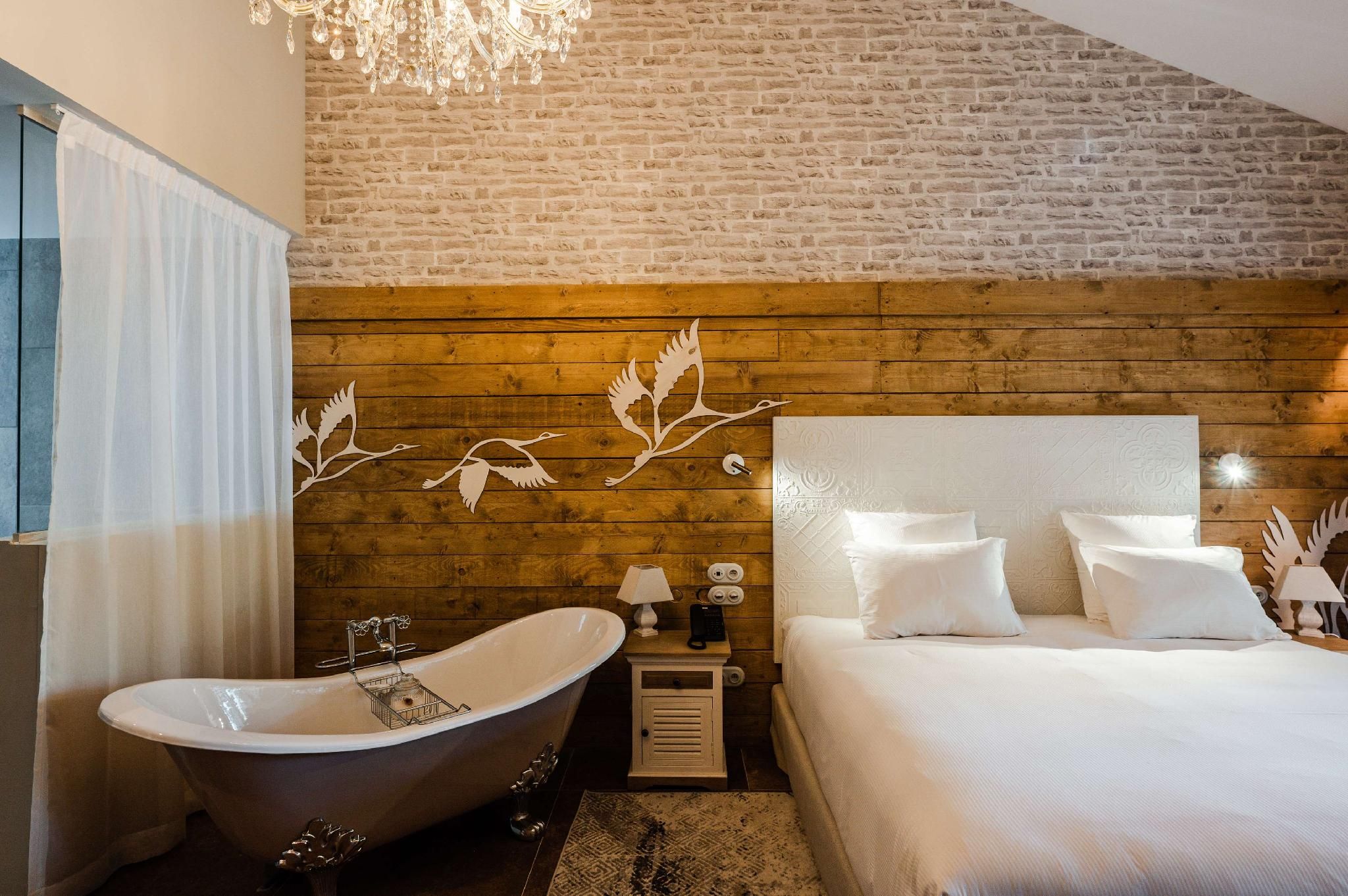 KING PESQUIERS PRESTIGE ROOM WITH HOT TUB