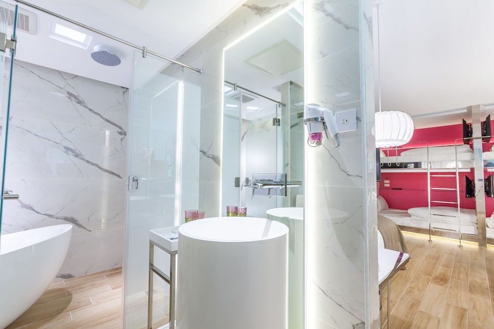 Chao Motel Grand Suite (include KTV, c/i at 3pm c/o at 12pm) 3