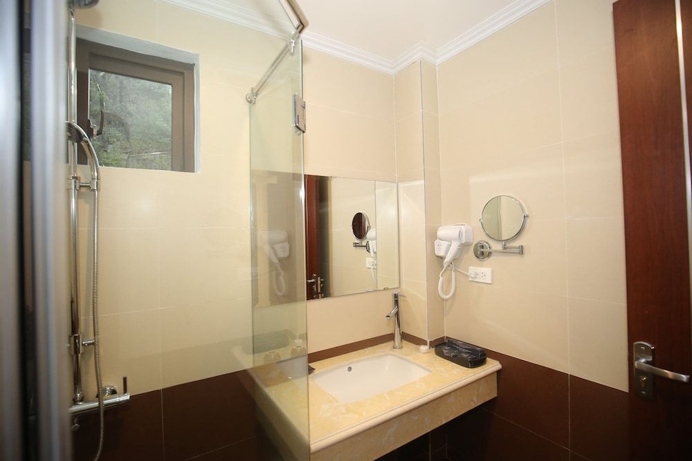 Liberty Hall Tam Coc Hotel & Villa Deluxe Triple Room 3