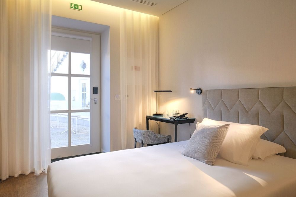 Classic Double Room, 1 King Bed, Non Smoking, Pool View