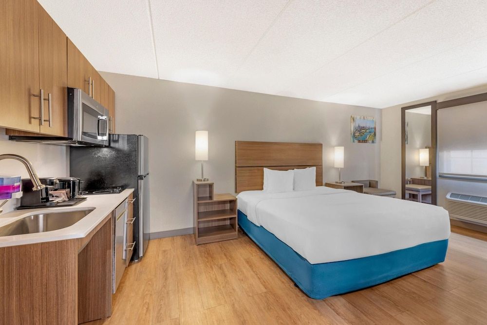 MainStay Suites Oak Brook Terrace-Chicago Suite, 1 King Bed, Accessible, Non Smoking (Efficiency) 3