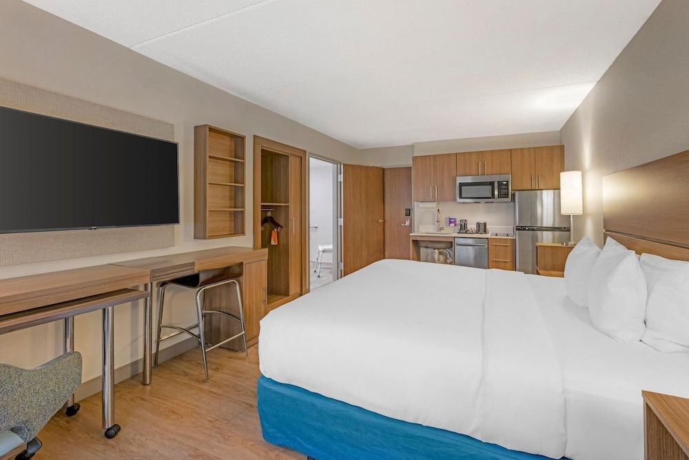 MainStay Suites Oak Brook Terrace-Chicago Suite, 1 King Bed, Accessible, Non Smoking (Efficiency) 4