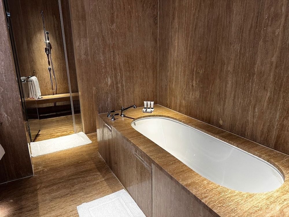 Deep soaking bathtub