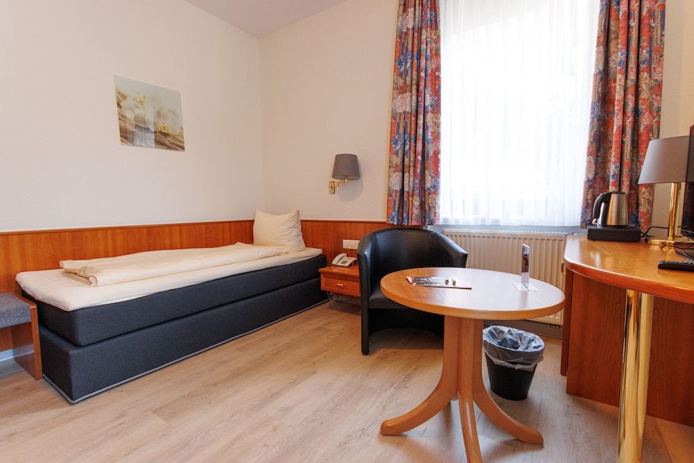 Single Room, Annex Building