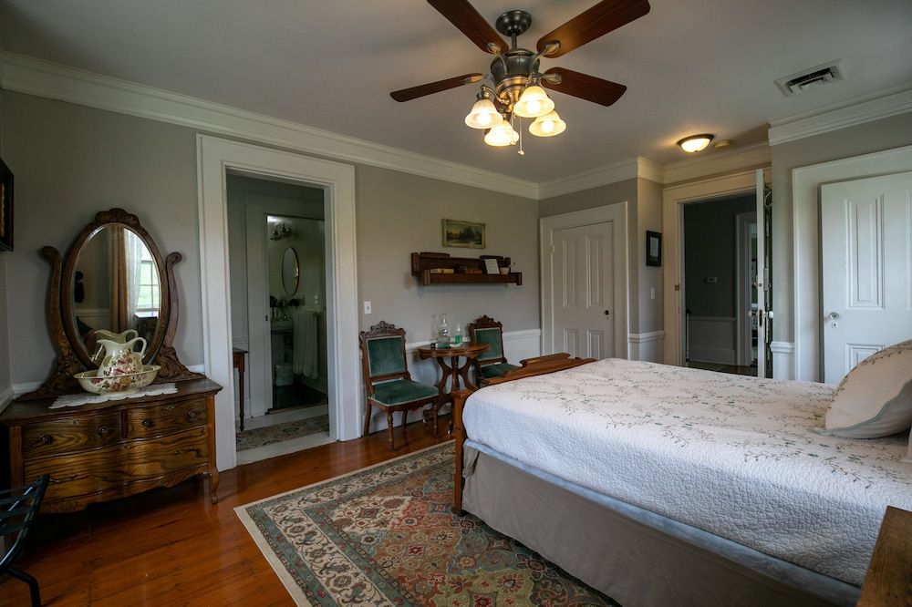 Willard Richards Inn The Willard Room, 1 Queen Bed 3