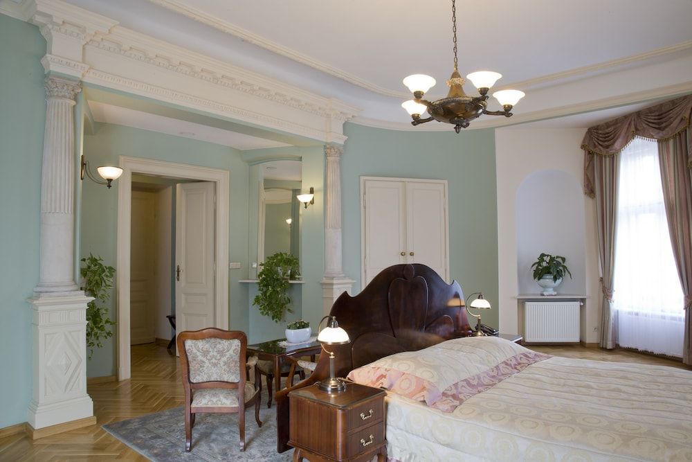 Polonia Hotel Deluxe Double Room 4