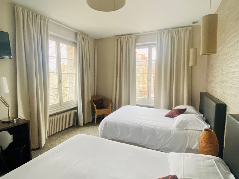 Hôtel Marguerite Quadruple Room 3