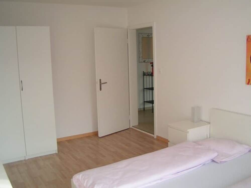 undefined Swiss Star Oerlikon Station