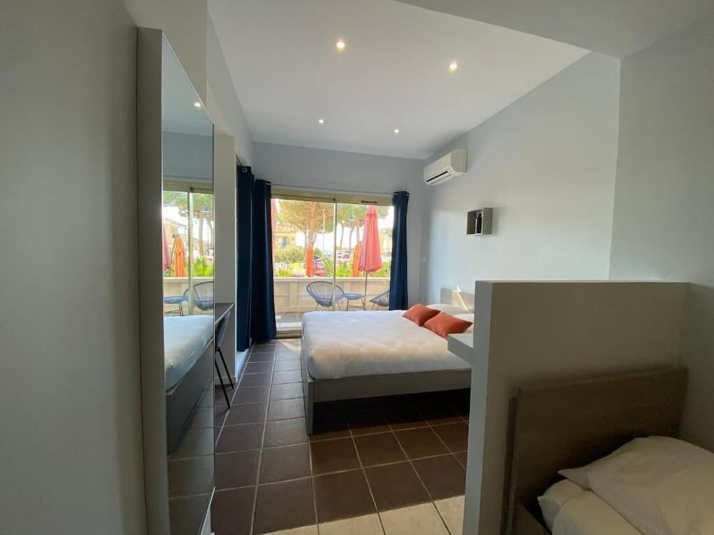 Hotel le Ceinturon Family Room 5