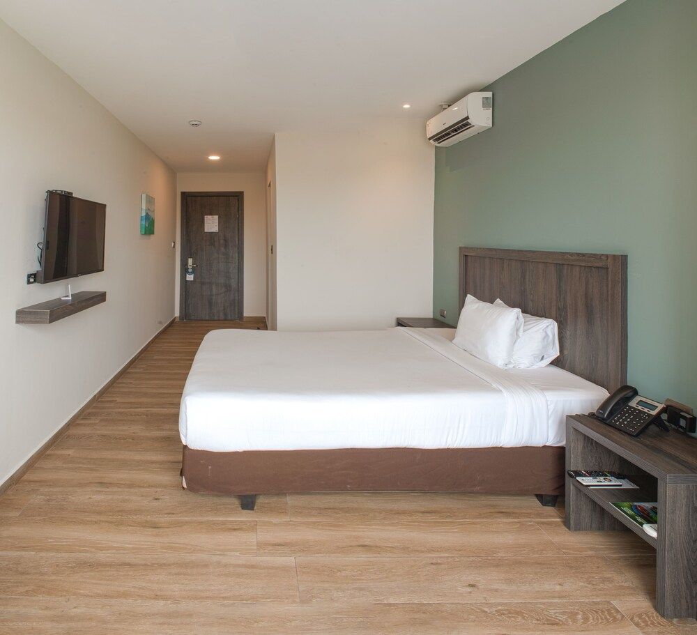 REEC Machala by Oro Verde Hotels Deluxe Queen 3