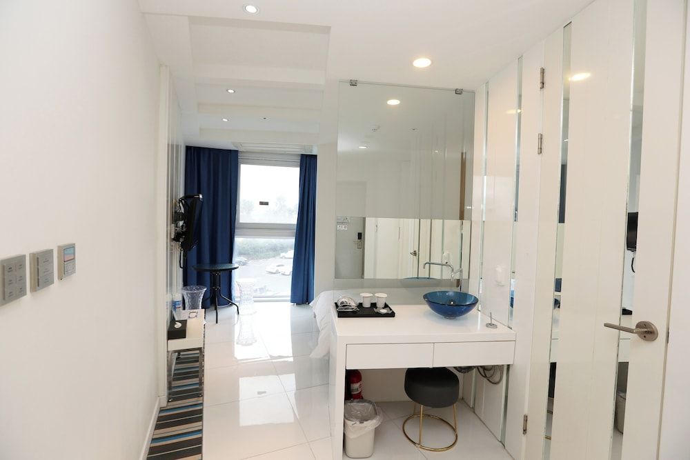 Hamdeok Beach Stay Jeju Corner Double (No Balcony) (Provided a cup of Americano per stay) 5