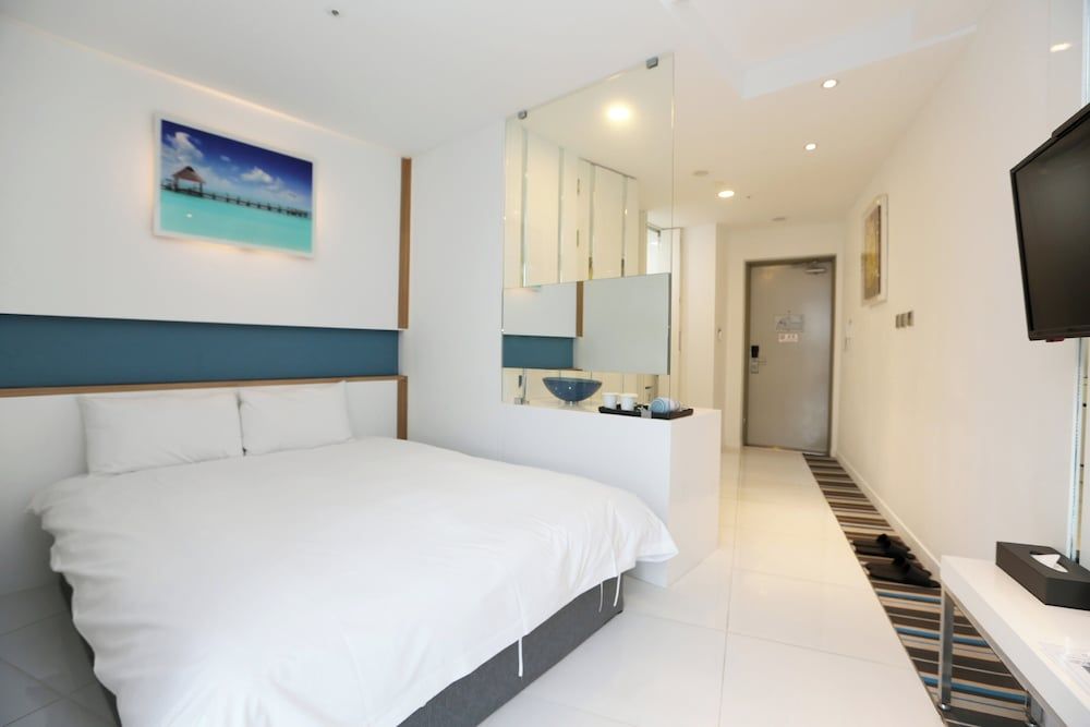 Hamdeok Beach Stay Jeju Corner Double (No Balcony) (Provided a cup of Americano per stay)