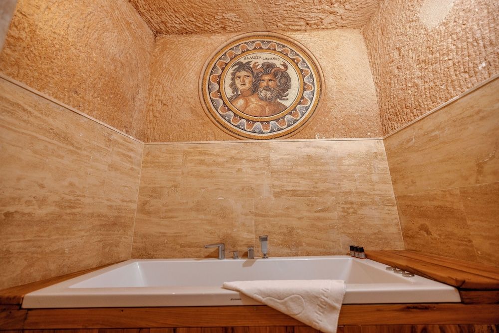 Misty Cave Hotel Junior Suite 8