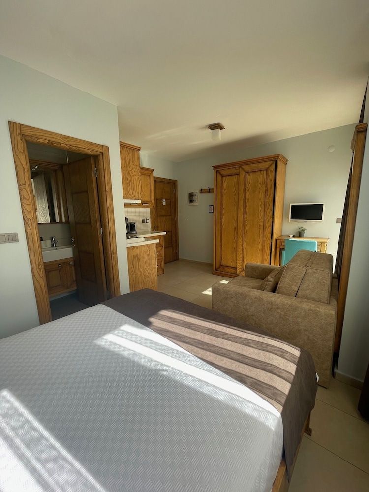 Veziroglu Apart Standard Double Room, City View 10