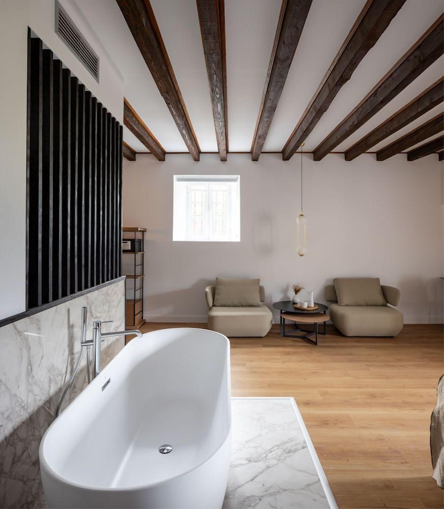 Deep Soaking Bathtub