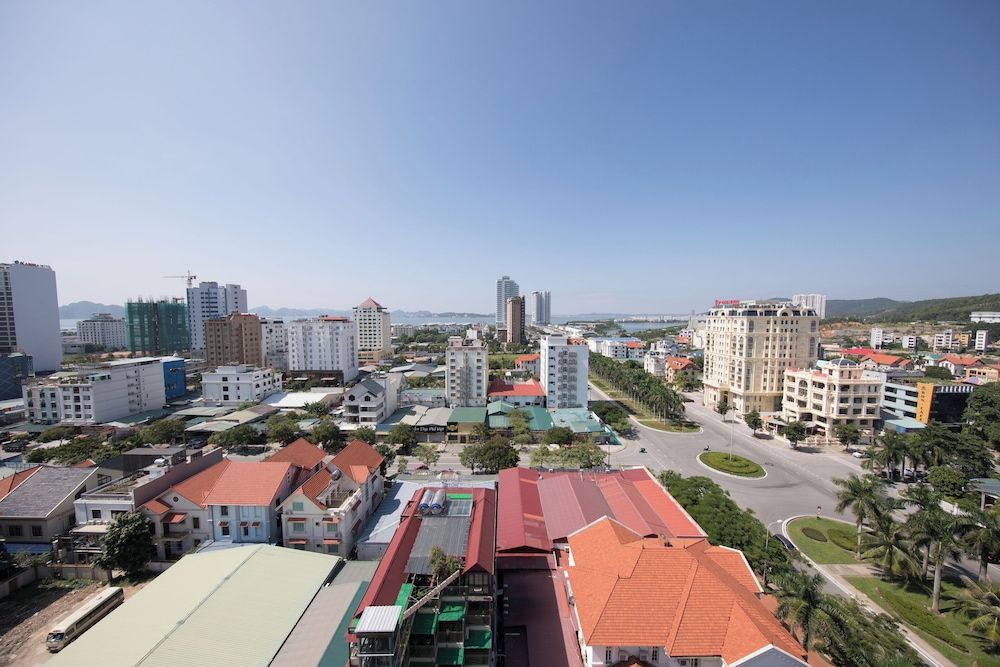 D'Lecia Ha Long Deluxe King Room 5