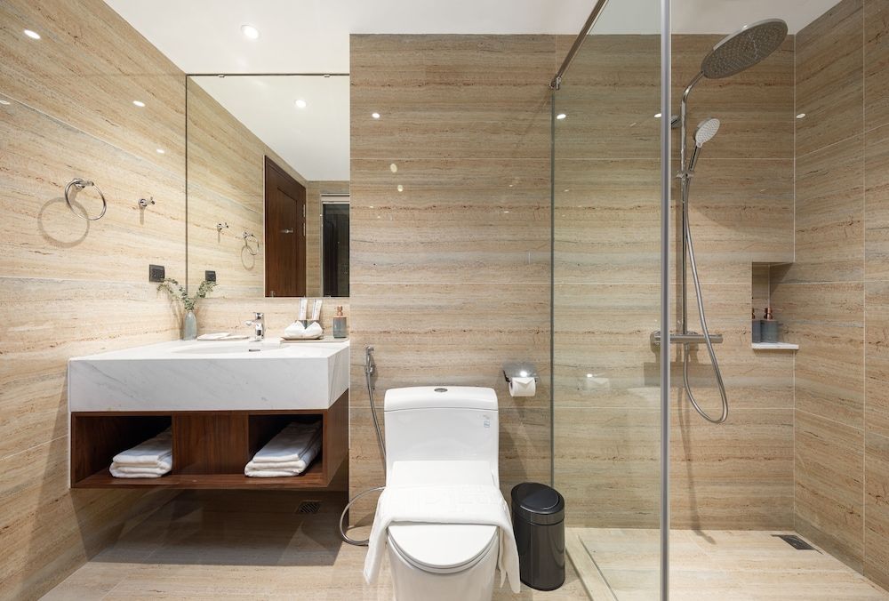 D'Lecia Ha Long Deluxe King Room 7