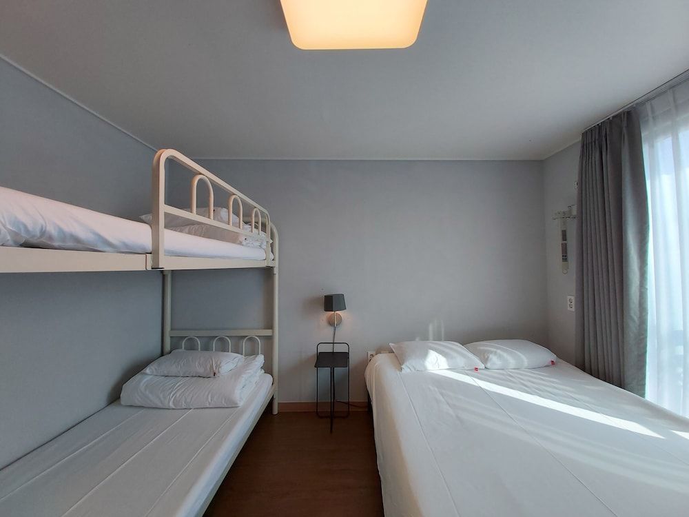 Bed Radio Dongmoon - Hostel Family Triple Room, Multiple Beds, Non Smoking, River View 3